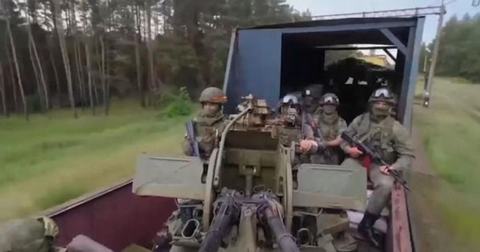 Pháo phòng không ZU-23 luôn cảnh giác trước các mối đe dọa trên không, trong khi nhiều xe bọc thép chở quân khẩn trương xuất kích từ khoang hàng của toa xe. Những binh sĩ được trang bị súng máy hạng nhẹ và súng chống tăng, tất cả đều sẵn sàng chiến đấu.