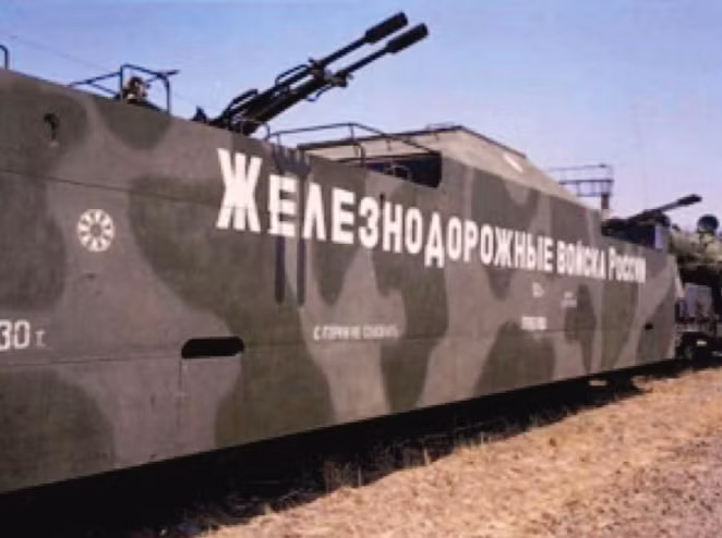 Phần được che giấu này có khả năng chứa một hệ thống tên lửa phòng không tầm xa, hoặc một vũ khí tấn công nào đó. Chúng ta nên nhớ rằng Nga có một đoàn tàu độc đáo được thiết kế đặc biệt để mang phóng tên lửa đạn đạo.