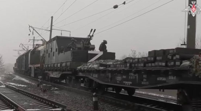 Trong một đoạn video do Bộ Quốc phòng Liên bang Nga công bố năm ngoái, các binh sĩ trên tàu bọc thép Baikal được mô tả đang kiểm tra một con đường chuyên dụng để tìm thiết bị nổ và diễn tập loại bỏ chúng. 