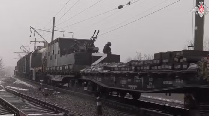 Trong một đoạn video do Bộ Quốc phòng Liên bang Nga công bố năm ngoái, các binh sĩ trên tàu bọc thép Baikal được mô tả đang kiểm tra một con đường chuyên dụng để tìm thiết bị nổ và diễn tập loại bỏ chúng. 