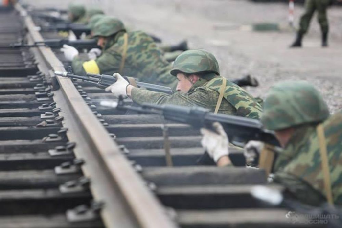 Một nhiệm vụ tiềm năng của những đoàn tàu bọc thép này có thể là giám sát các tuyến đường sắt nhằm phát hiện hành động phản kháng tiềm ẩn từ phía Ukraine, chẳng hạn như việc đặt chất nổ bên dưới đường ray.