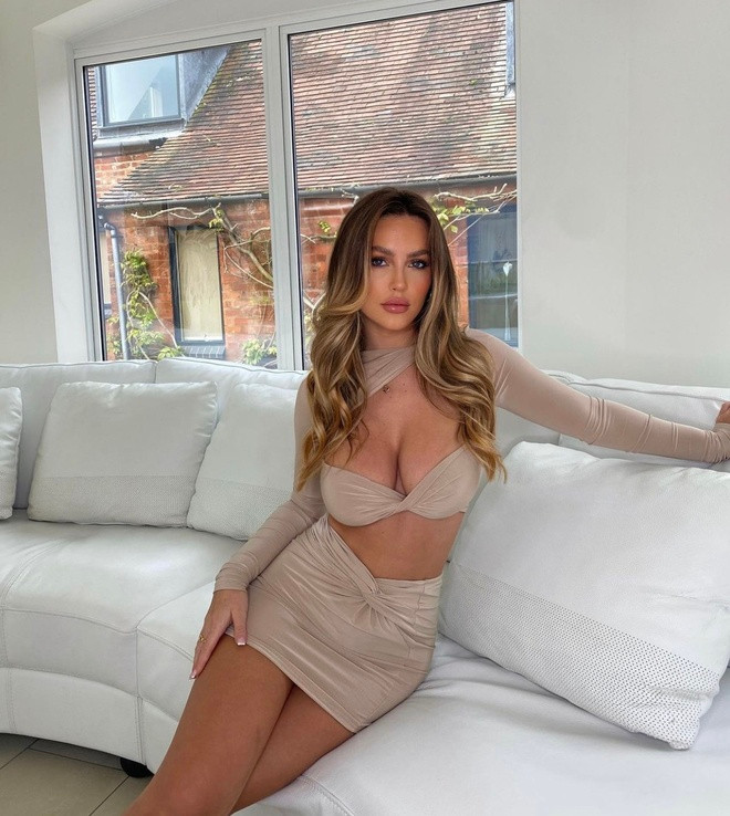 Robyn Emma Keen là trường hợp hiếm hoi nhận được sự chú ý lớn dù bạn trai vẫn đang tìm chỗ đứng trong làng bóng đá.