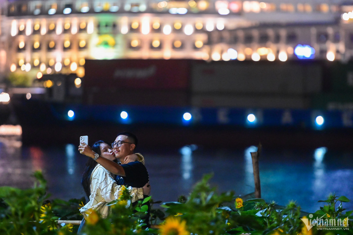 Công viên bờ sông Sài Gòn là địa điểm diễn ra sự kiện chào đón năm mới tối 31/12 với âm nhạc, pháo hoa cùng các tiết mục nghệ thuật đặc sắc.
