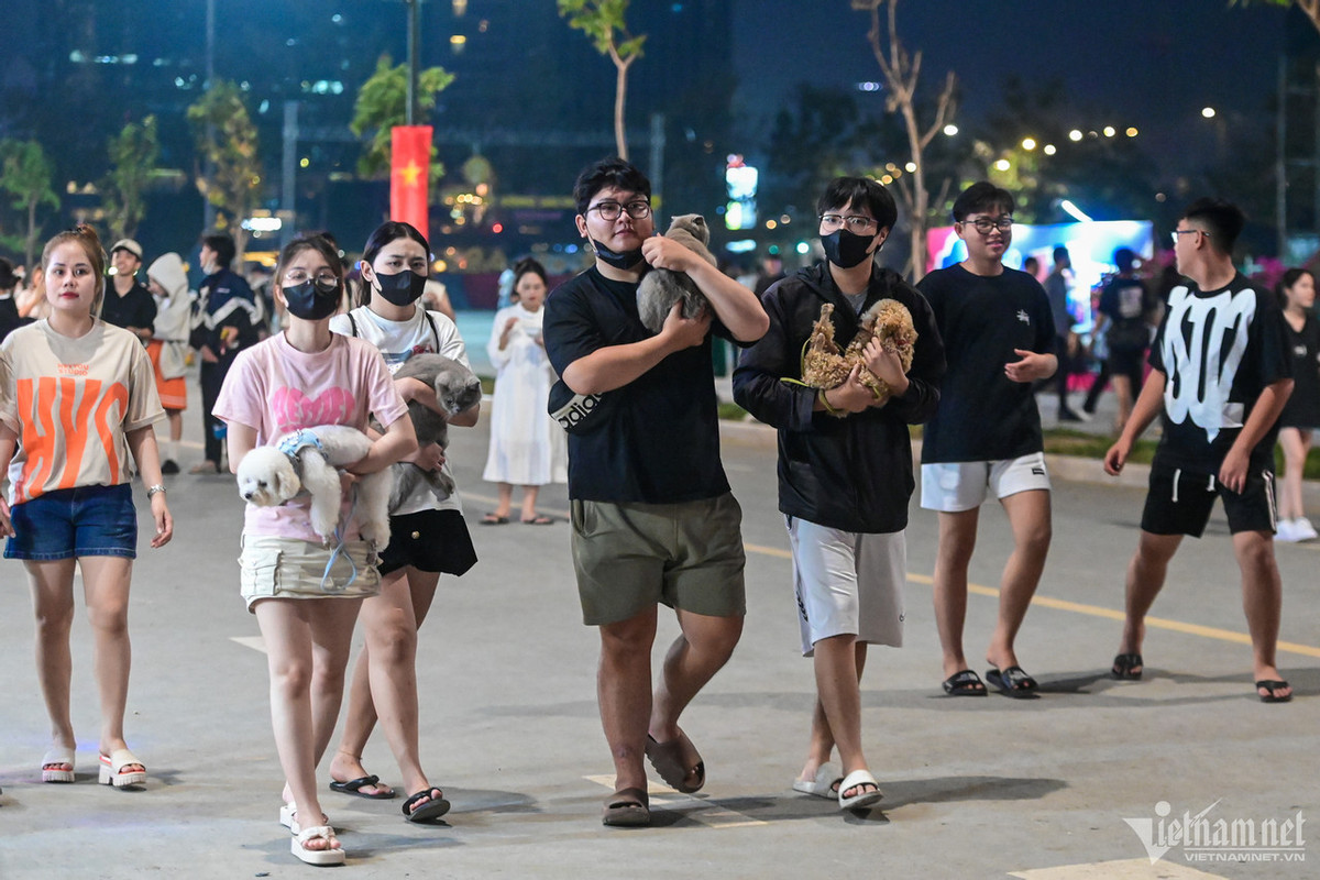 Nhiều người tranh thủ đưa thú cưng đi dạo.