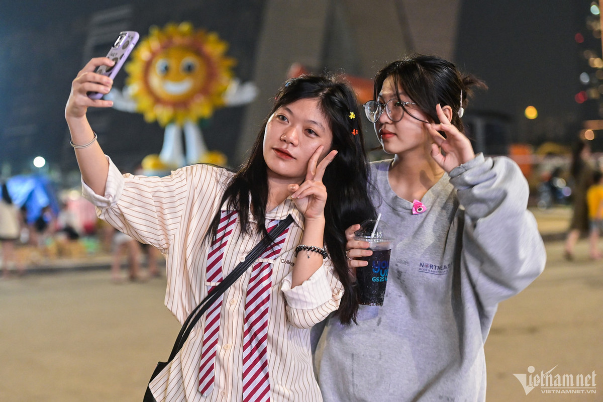 Quỳnh và Ngân ch&#x8;ọn phương án ở lại TP.HCM để tận hưởng kỳ nghỉ kéo dài 3 ngày. "Năm nay lịch nghỉ không quá dài nên em không đi du lịch xa. Bạn em cũng mới đi du học về nên phải dành thời gian để khám phá nhiều địa điểm vui chơi của thành phố, đặc biệt là công viên này", Ngân chia sẻ.
