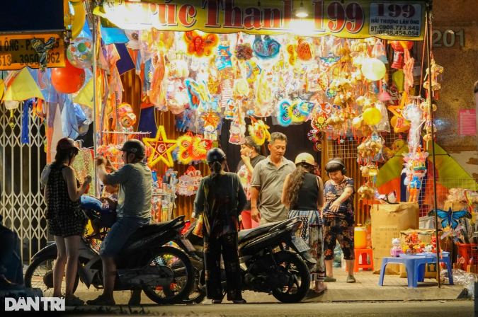 Khach dong nghit, tieu thuong 3 ngay ban 500 chiec long den sieu sot