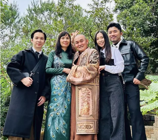 Hai con của nghệ sĩ Xuân Hinh thừa hưởng nhiều nét đẹp từ cha mẹ. Con gái nghệ sĩ Xuân Hinh mới lên xe hoa. Dù hiếm khi đăng ảnh con trai nhưng mỗi lần được bố chia sẻ hình ảnh trên mạng xã hội, Xuân Quang đều nhận được lời khen ngợi từ người hâm mộ.