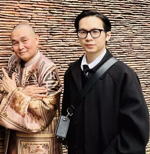 Mới đây, nghệ sĩ Xuân Hinh đăng hình chụp chung với con trai khiến nhiều người thích thú. Xuân Quang được khen đẹp trai hơn bố Xuân Hinh. Nghệ sĩ hài Quang Thắng từng dành lời khen cho Xuân Quang.