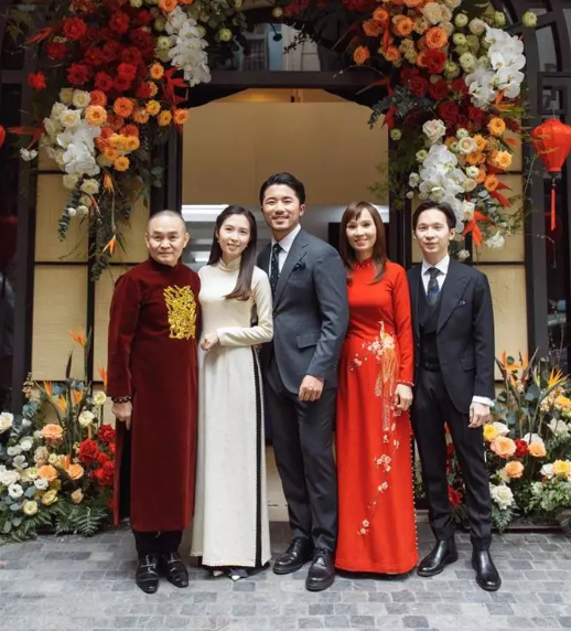 Xuân Quang điển trai trong ngày vui của chị gái. Nhiều khán giả hài hước mong muốn được làm con dâu nhà nghệ sĩ Xuân Hinh.