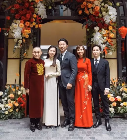 Xuân Quang điển trai trong ngày vui của chị gái. Nhiều khán giả hài hước mong muốn được làm con dâu nhà nghệ sĩ Xuân Hinh.