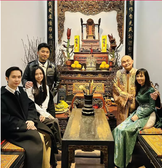 Nghệ sĩ Xuân Hinh tiết lộ, con trai anh hiện tại đã đi làm nhưng không nói về công việc cụ thể. Trước đó, "vua hài đất Bắc" từng chia sẻ, con trai có năng khiếu nghệ thuật từ nhỏ nhưng không theo nghề của bố.