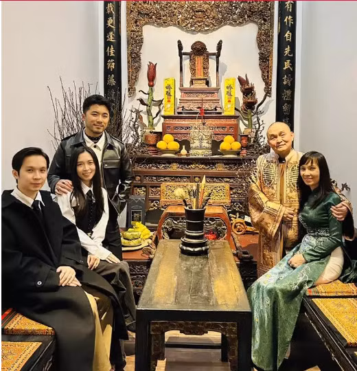 Nghệ sĩ Xuân Hinh tiết lộ, con trai anh hiện tại đã đi làm nhưng không nói về công việc cụ thể. Trước đó, "vua hài đất Bắc" từng chia sẻ, con trai có năng khiếu nghệ thuật từ nhỏ nhưng không theo nghề của bố.