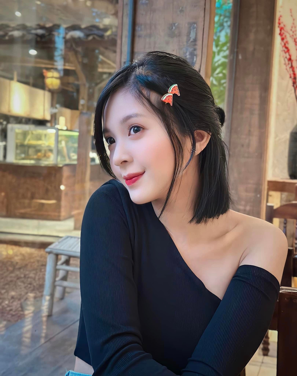 Thế nhưng, trái với hình ảnh "bánh bèo" thường thấy, Ngọc Huyền cũng có những khoảnh khắc diện style phá cách, cá tính.