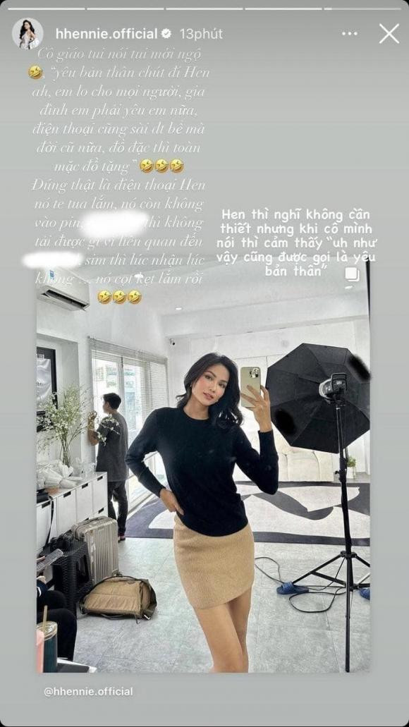 Lý do H'Hen Niê xài một chiếc điện thoại suốt 6 năm Ly do H'Hen Nie xai mot chiec dien thoai suot 6 nam