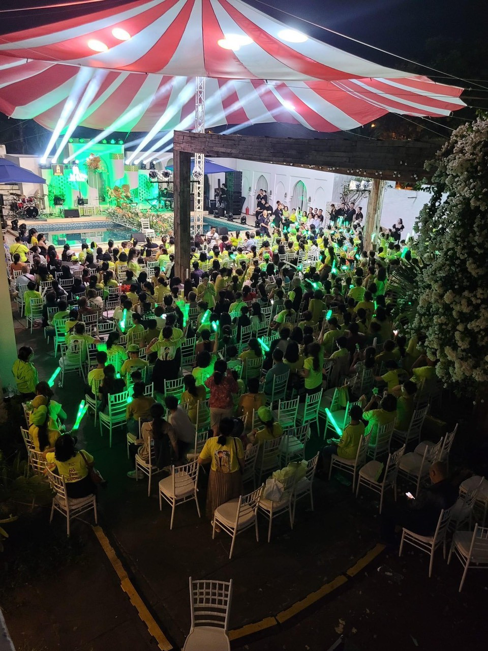 Bí mật sau bó hoa tiền và cát-xê 200 triệu của Hồ Văn Cường Bi mat sau bo hoa tien va cat-xe 200 trieu cua Ho Van Cuong