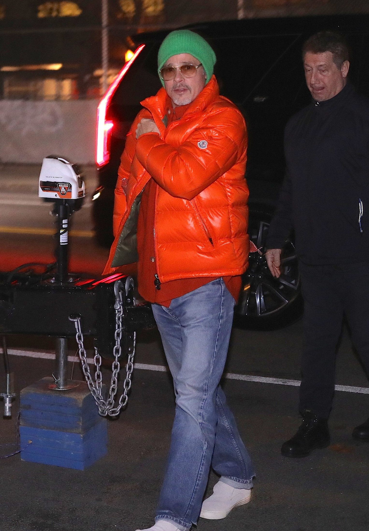 Hồi tháng 1, Brad Pitt nổi bật trên đường phố khi diện áo phao màu cam neon của nhà mốt Moncler, đội mũ xanh lá và mặc quần jeans sáng màu. Ở tuổi 60, Brad Pitt được nhận xét có vẻ ngoài ngày càng phong độ, trẻ trung.