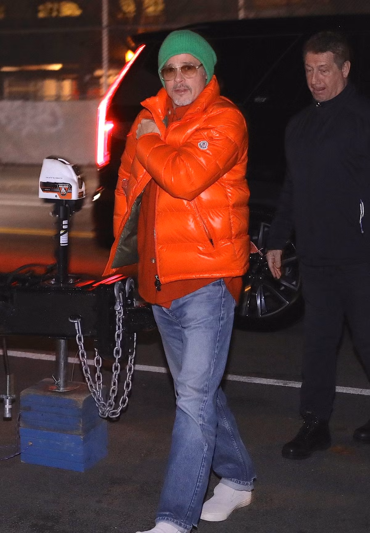 Hồi tháng 1, Brad Pitt nổi bật trên đường phố khi diện áo phao màu cam neon của nhà mốt Moncler, đội mũ xanh lá và mặc quần jeans sáng màu. Ở tuổi 60, Brad Pitt được nhận xét có vẻ ngoài ngày càng phong độ, trẻ trung.