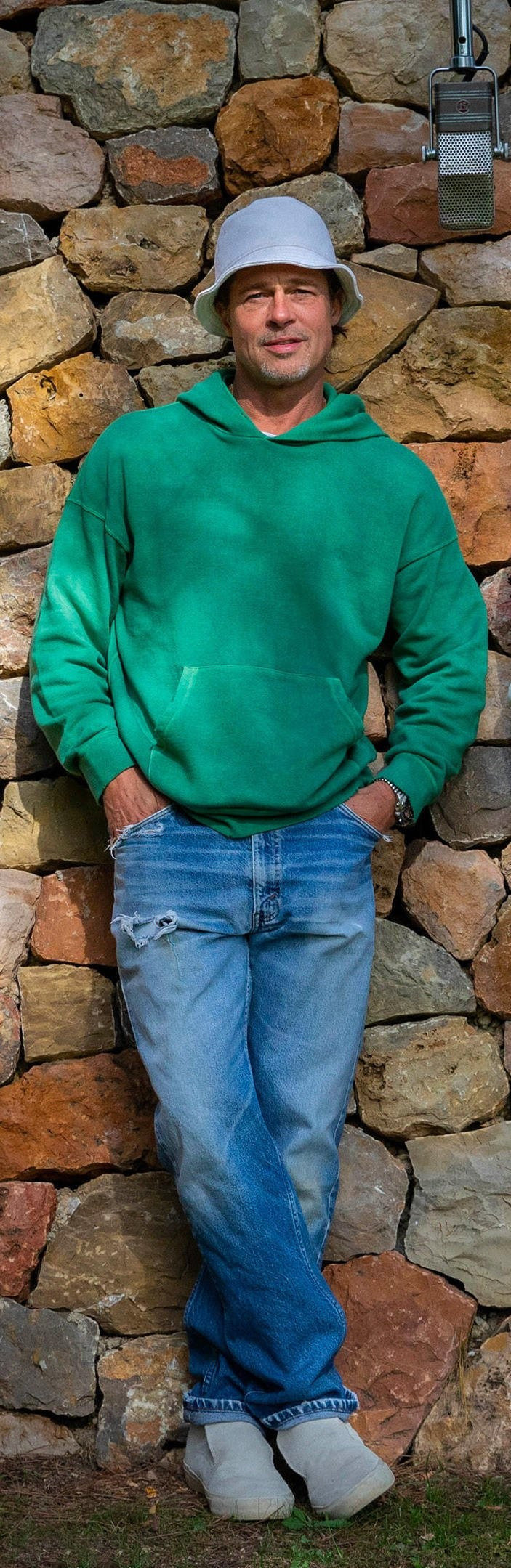 Theo SCMP, thời gian gần đây, bên cạnh phong cách lịch lãm thường thấy, Brad Pitt bắt đầu biến hóa gu thời trang của mình nhiều hơn. Nam diễn viên được nhận xét trẻ trung, "lão hóa ngược" khi diện những bộ đồ phá cách, nhiều màu. Vào tháng 2, khi rời trường quay phim Wolves ở thành phố New York, Brad Pitt mặc bộ đồ gồm áo hoodie màu xanh lá cùng quần jeans kết hợp với giày slip-on đã giúp Brad Pitt có vẻ ngoài khỏe khoắn, năng động.