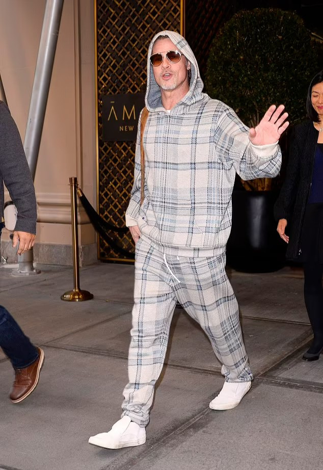 Một trong những hình ảnh trẻ trung nhất của Brad Pitt khi anh bước ra ngoài khách sạn ở New York hồi tháng 11/2022. Đây là thời điểm nam diễn viên bị bắt gặp hẹn hò với Ines de Ramon, 29 tuổi, vợ cũ của Paul Wesley. Nhiều khán giả cho rằng có thể vì yêu bạn gái kém nhiều tuổi, Brad Pitt dần trở nên trẻ trung hơn để phù hợp với nửa kia.
