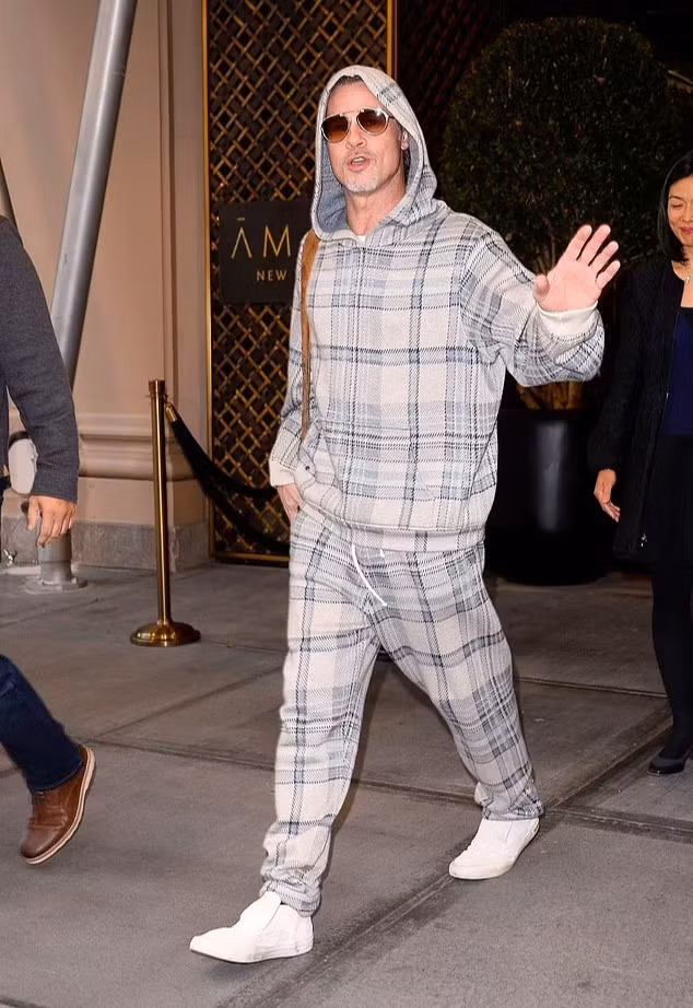 Một trong những hình ảnh trẻ trung nhất của Brad Pitt khi anh bước ra ngoài khách sạn ở New York hồi tháng 11/2022. Đây là thời điểm nam diễn viên bị bắt gặp hẹn hò với Ines de Ramon, 29 tuổi, vợ cũ của Paul Wesley. Nhiều khán giả cho rằng có thể vì yêu bạn gái kém nhiều tuổi, Brad Pitt dần trở nên trẻ trung hơn để phù hợp với nửa kia.