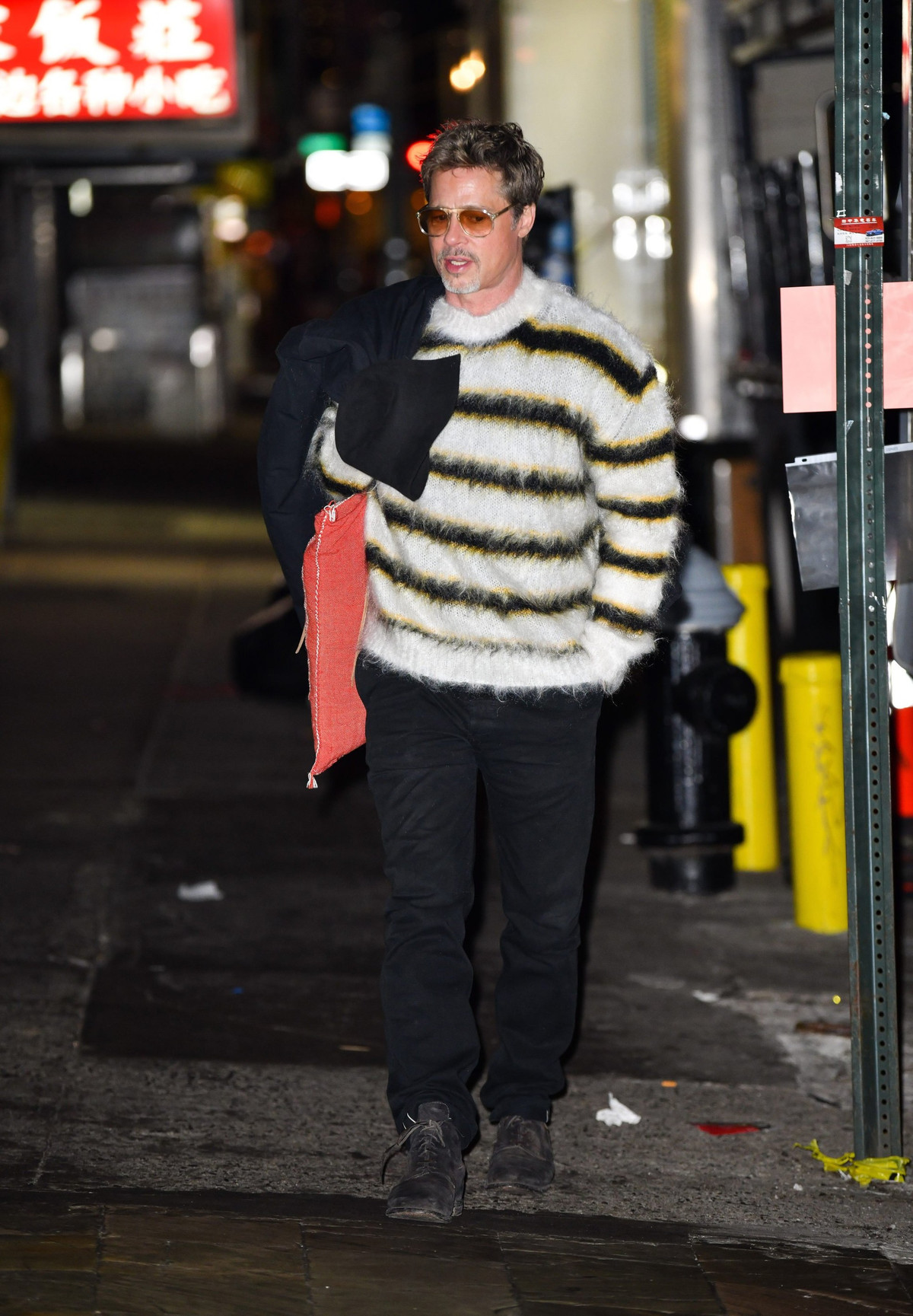 Đầu tháng 2, tài tử Hollywood xuất hiện trên phim trường với bộ trang phục gồm chiếc quần ống đứng cổ điển, kết hợp với áo len lông kẻ sọc. Chiếc kính râm màu nâu được cho là điểm nhấn của bộ đồ, giúp Brad Pitt trở nên trẻ trung và thời trang hơn.