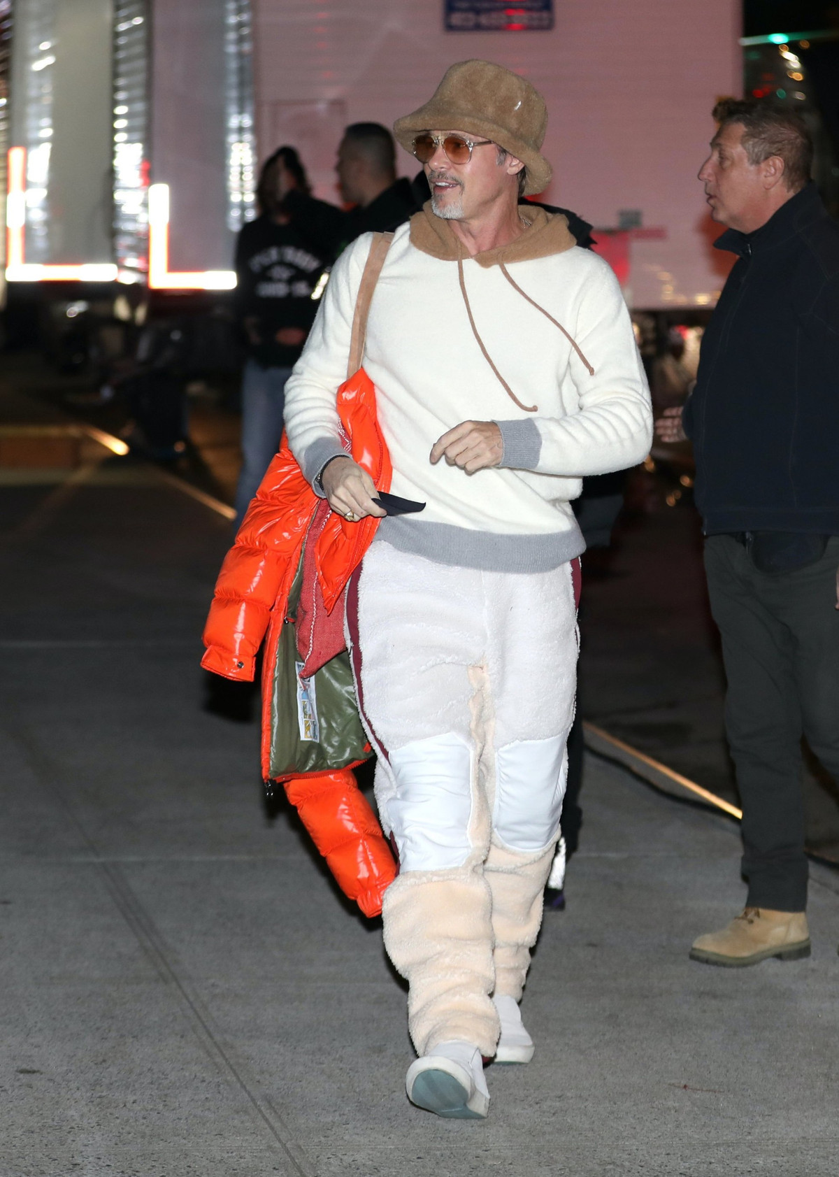 Brad Pitt đặc biệt yêu thích những chiếc mũ. Trong hầu hết lần xuất hiện, nam diễn viên đều đội mũ để làm nổi bật bộ đồ. Dù trong trang phục cầu kỳ hay đơn giản, lịch lãm hay khỏe khoắn, tài tử 60 tuổi đều kết hợp với mũ.