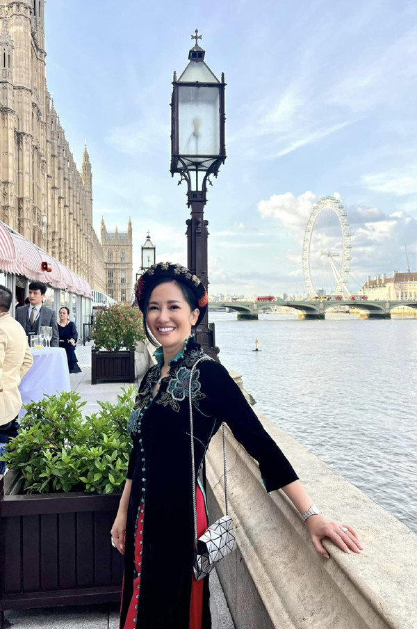 Không chỉ rực rỡ trong sự nghiệp lẫn cuộc sống cá nhân, nhan sắc của Hồng Nhung cũng trẻ đẹp lên. Khán giả luôn ngỡ ngàng về sắc vóc tuổi ngoài 50 của chị.