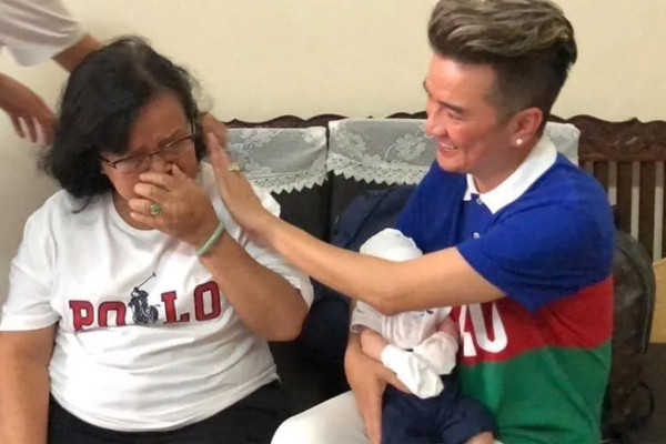 Sau ồn ào nợ nần, mẹ Đàm Vĩnh Hưng sống tích cực hơn trước. Đặc biệt, bà cũng dần thay đổi tích cực kể từ khi có cháu. Đàm Vĩnh Hưng chia sẻ: “Khi Polo xuất hiện, gia đình tôi bỗng dưng êm ấm. Má tôi đã thành một người khác. Bà rất vui, vui lắm, ngày nào cũng mong gặp mặt cháu nội…”. Anh còn tiết lộ mẹ đã khóc xúc động vì nhìn thấy cháu. “Hồi có Polo, tôi giấu dữ lắm, không ai biết hết kể cả má tôi. Có một hôm tôi đãi tiệc, mua hơn 10 cái áo có chữ Polo cho mọi người mặc. Tôi tới nói má là má ơi con có con rồi. Má tôi cũng bình thường, không thấy nói gì hết. Đến khi tôi mang Polo ra, bà nhìn cái miệng và cái cằm y chang tôi thế là bà khóc quá trời”, nam ca sĩ kể.