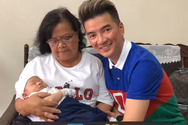 Nhưng may mắn, mẹ ruột Đàm Vĩnh Hưng lại có những người con hiếu thuận. Thậm chí, năm 2016, bà vướng vào chuyện nợ nần nhưng chính con trai đã trả tiền cho mẹ. Khi kể về nỗi buồn đã qua, Đàm Vĩnh Hưng nói, mẹ đã xin lỗi anh. "Sau những sóng gió, má đã nói với tôi: Tất cả những gì không phải, bỏ qua cho mẹ nha. Đôi khi cũng phải cám ơn những điều đó, khiến mình lớn hơn, mạnh hơn. Đó là cách suy nghĩ của tôi, cách tôi tự bào chữa cho mình, tự ám thị mình", Mr Đàm kể trong sinh nhật 46 tuổi của mình.