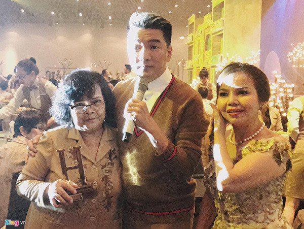 Bà được con cái quây quần ở bên chăm sóc, yêu thương.