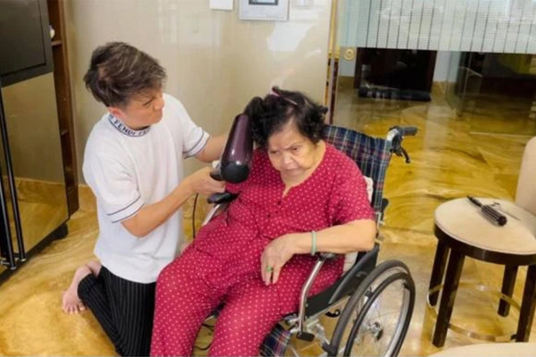 Đàm Vĩnh Hưng cũng cho biết, mẹ anh ngã một lần rồi lưng không thẳng được nữa.