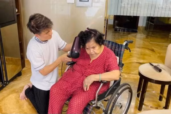 Đàm Vĩnh Hưng cũng cho biết, mẹ anh ngã một lần rồi lưng không thẳng được nữa.