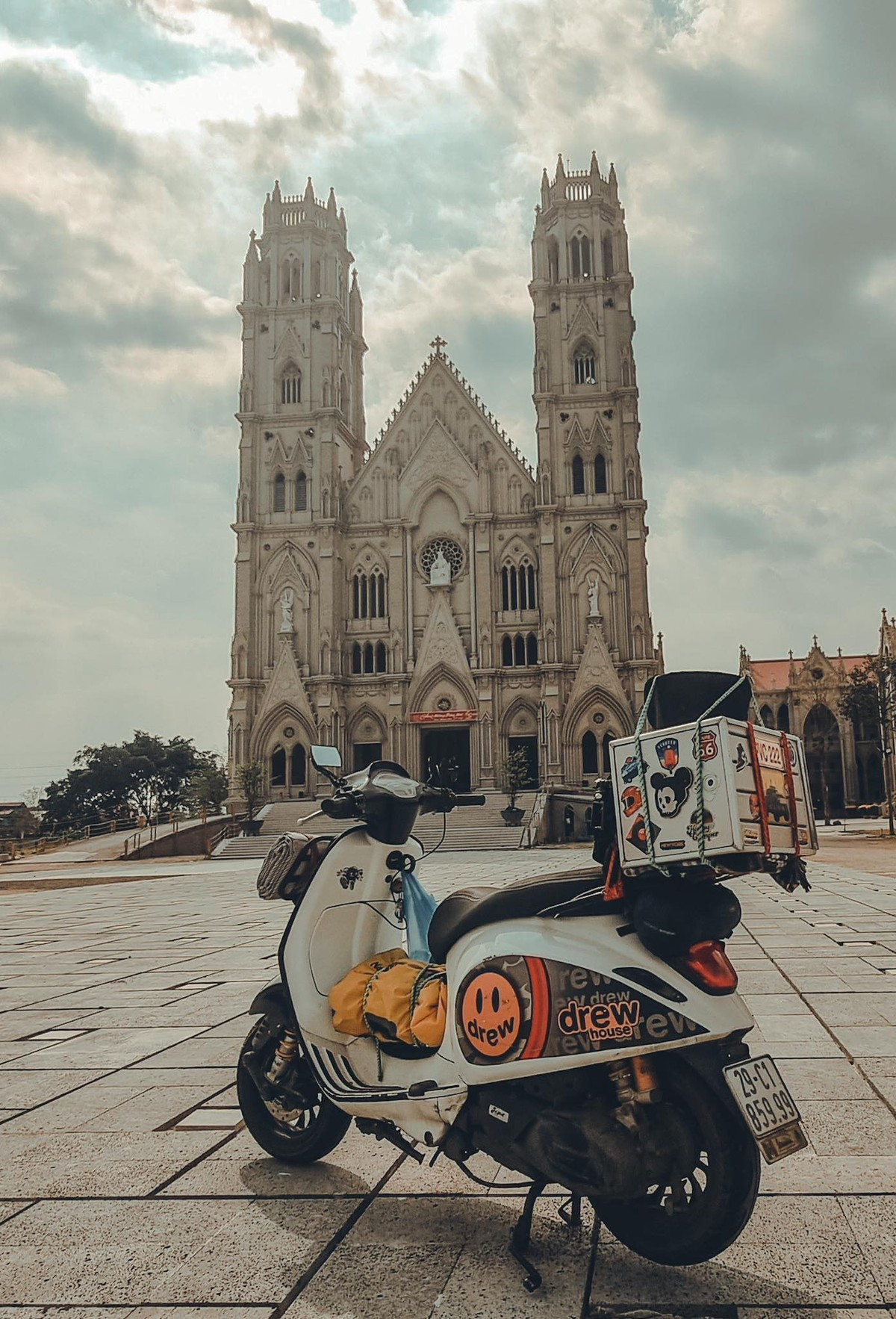 Người bạn đồng hành của Đặng Nam Dậu. Chuyến đi là sự trải nghiệm của bạn Đặng Nam Dậu (kinh doanh tự do tại Hà Nội). Bạn cho biết chuyến đi xuyên Việt bằng Vespa đã được lên kế hoạch từ cuối năm 2019. Lý do bạn Nam Dậu chọn Vespa làm người bạn đồng hành là vì đây là mẫu xe giúp cho người lái xe di chuyển “chậm mà chắc”. Đồng thời, đây cũng là mẫu xe để cho chủ xe có thể thoả mãn đam mê với thời trang vì chiếc xe lên hình rất đẹp. “Mình xuất phát điểm là dân “chơi” phân khối lớn và dân đua ô tô chuyên nghiệp. Nhưng chuyến đi này mình đã quyết định sẽ chọn chiếc Vespa spinrt để đi. Thời điểm lên kế hoạch mình còn chưa mua xe, sau khi mua được xe thì mình lên đường”- Nam Dậu chia sẻ.