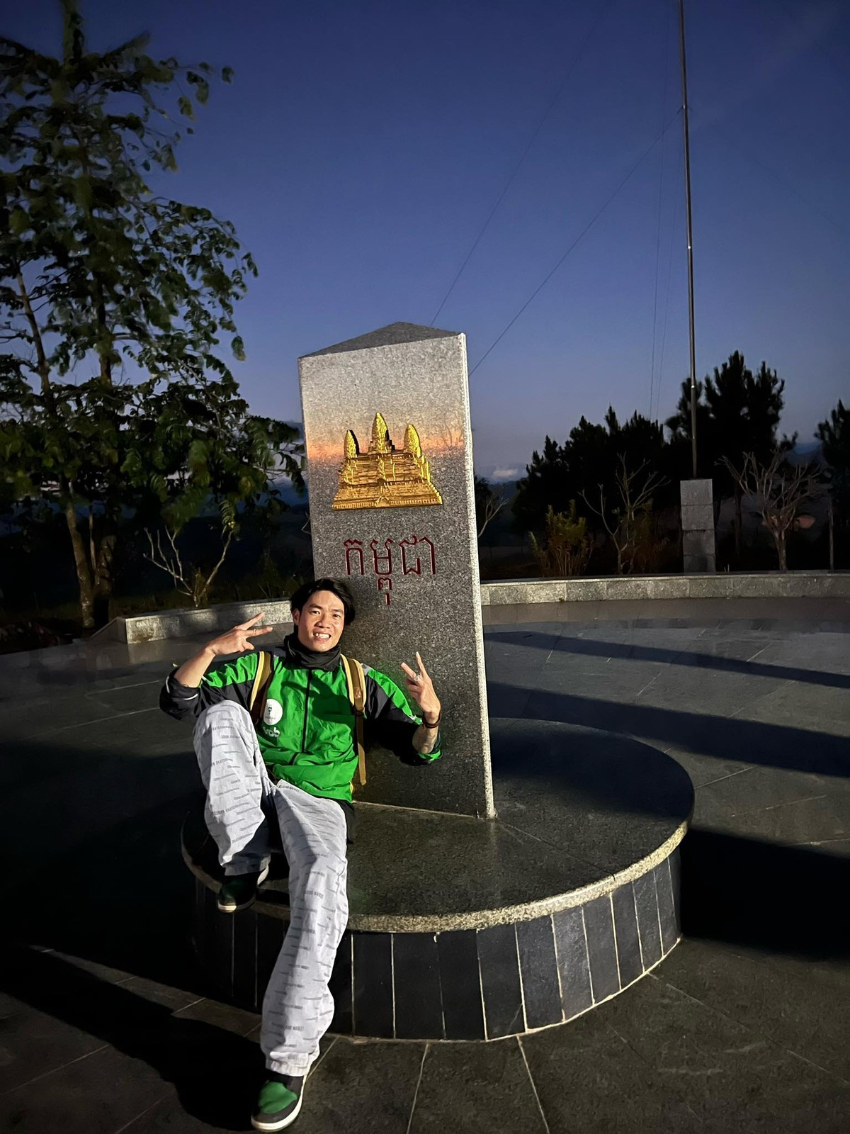 Chuyên đi phượt lần này, Nam Dậu mang trong mình ý nghĩa nhớ về đứa em của mình. Nam Dậu nói, khi đi qua nơi đây những ngày tết, đường rất vắng lặng, có những đoạn không một bóng người đi qua. Những con đường tây nguyên đất đỏ trải dài phía trước, đôi khi khiến Nam Dậu khá lo lắng vì những con đường đèo nhưng rất may chuyến đi tốt đẹp và không xảy ra sự cố. “Và đó cũng chính là ngày chạy xe đẹp nhất của mình trong chuyến đi. Vì những con đường của Tây Nguyên quá đẹp. Từ Komtum mình chạy tiếp Quốc lộ 14, mình cũng ghé thăm rất nhiều nơi như Hồ lak, Bảo tàng cà phê và nhiều nơi nữa”- Nam Dậu kể lại trong niềm vui sướng. Nam Dậu cũng chia sẻ kinh nghiệm đi phượt bằng xe máy, trước khi đi, Nam Dậu đã có mang đủ bếp ga mini, một ít mỳ tôm và thịt hộp. Trong cả chuyến đi có 2 lần Nam Dậu đã phải nấu ăn dọc đường. Và cả 2 lần đều nhận về sự tử tế của người dân nơi đó.