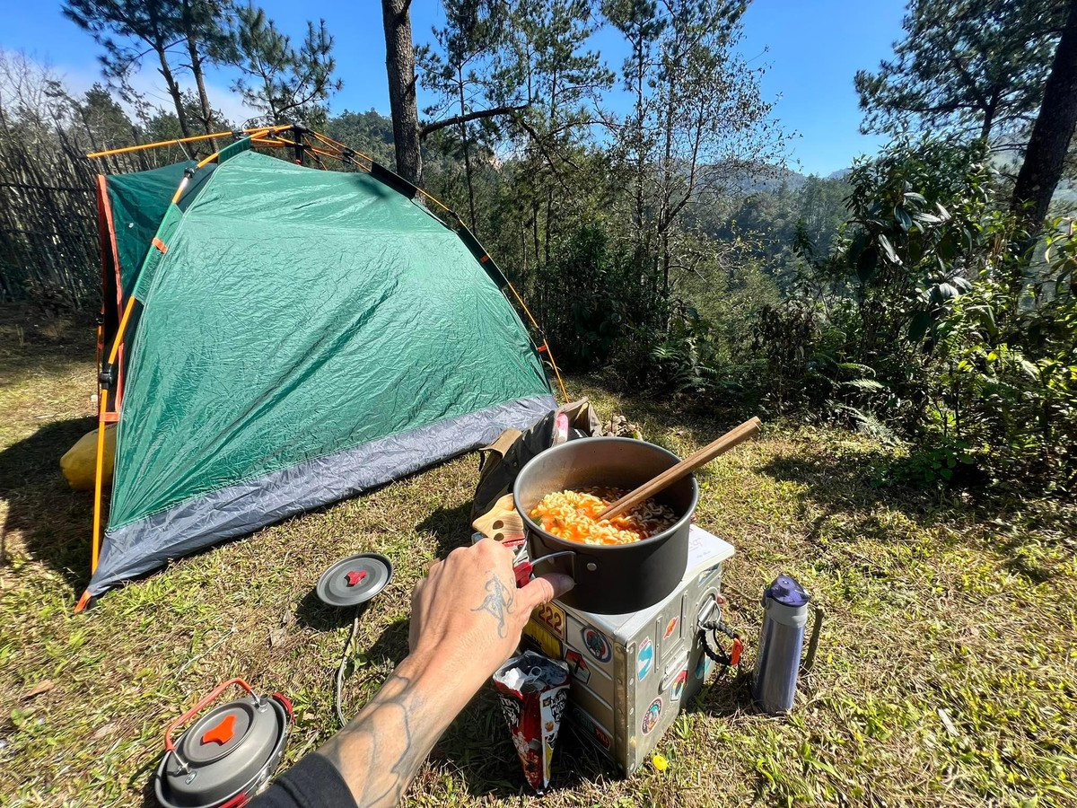 Một lần dừng lại nấu mì trên đường của chủ nhân chiếc Vespa xuyên Việt. Nam Dậu kể lại, lần đầu tiên bạn đã nấu ăn ở Quốc lộ 14, gần Komtum, vì đêm muộn không còn hàng quán để bán và Nam Dậu phải dừng lại ở cạnh nhà dân. Dậu đã được chị chủ nhà ra hỏi thăm và mời vào nhà, nhưng bạn đã từ chối. Sau đó, chị ấy vẫn mang cho tặng Nam Dậu một lon nước ngọt và một lon bia. Lần thứ 2 là khi quay về từ đất mũi Cà Mau: “Mình cũng dừng lại nấu ăn, rồi anh chủ ở đó cũng mang ra cho mình một ít cơm, cá khô và trứng. Cũng nói mình vào nhà ăn cho đỡ muỗi, vì ở đây muỗi to lắm”- Nam Dậu vừa cười vừa kể lại. Dù vậy, Đặng Nam Dậu cũng đã có một chuyến đi rất thuận lợi. Ngoại trừ vài lần đi theo “chị google” và bị lạc, một lần lạc ở Tây Nguyên, một lần lạc ở Kiên Giang vào rừng U Minh.