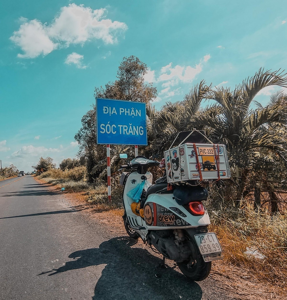 Địa phận Sóc Trăng mà Nam Dậu đã đi qua. Tới mỗi tỉnh thành đi qua, Nam Dậu đều ghé thăm một số địa điểm nổi bật của địa phương đó. Ví dụ như ở Huế, Nam Dậu có ghé chùa Thiên Mụ và di tích các lăng. Hay ở Đà Nẵng, Dậu lại ghé qua khu giải trí là Vietgangz Camping. Sau đó, ghé Hội An và di chuyển qua đèo lò xo.