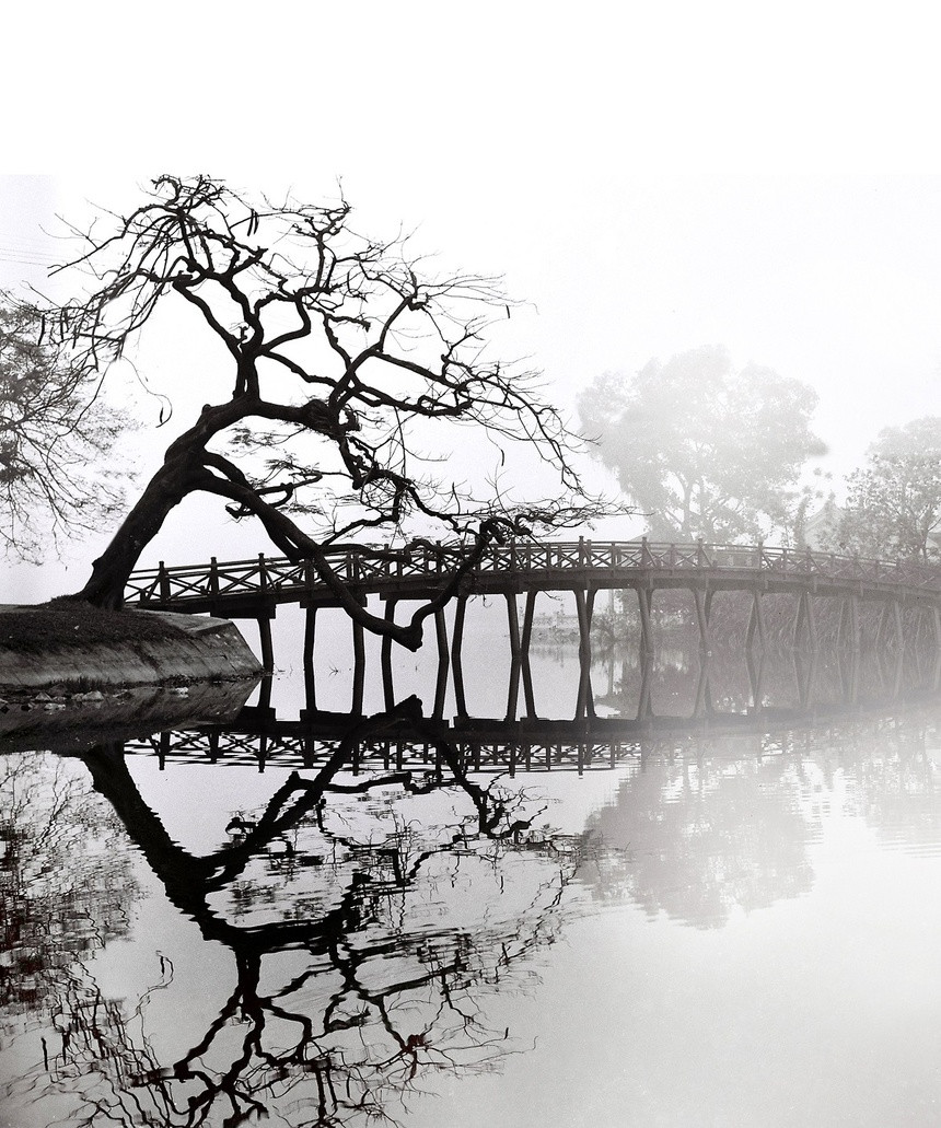 Nghệ sĩ Lê Vượng sinh năm 1918, cầm máy lần đầu năm 1936 khi 18 tuổi. Ông cho biết, lúc đó, chiếc máy ảnh quý trị giá bằng cả mảnh đất ở Hà Nội. Nhưng ông vẫn mua để chụp trong chuyến đi xuyên Đông Dương. Sau chuyến đi đó, Lê Vượng bắt đầu say mê và gắn bó với nghệ thuật nhiếp ảnh.