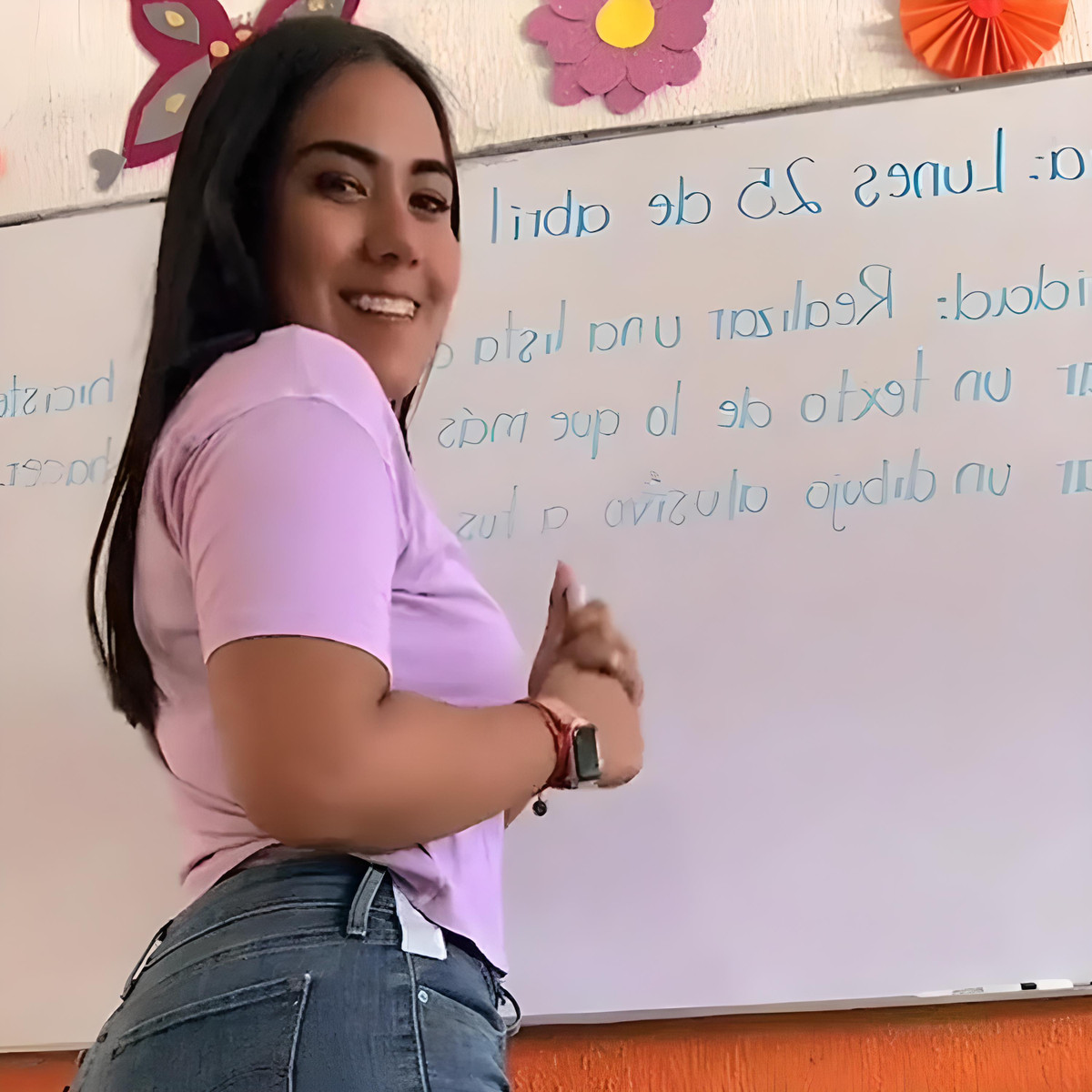 Cô giáo trẻ đẹp đau đầu vì các ông bố của học trò theo dõi Co giao tre dep dau dau vi cac ong bo cua hoc tro theo doi