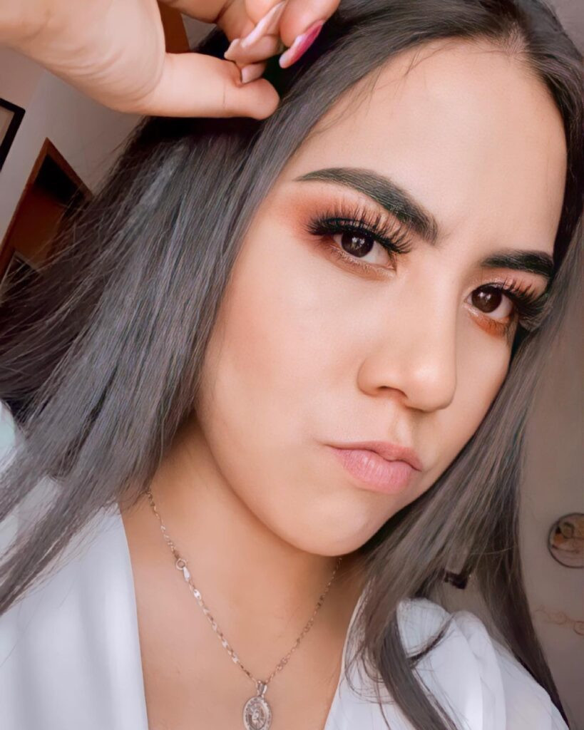 Cô giáo trẻ đẹp đau đầu vì các ông bố của học trò theo dõi - Hình 2 Co giao tre dep dau dau vi cac ong bo cua hoc tro theo doi-Hinh-2