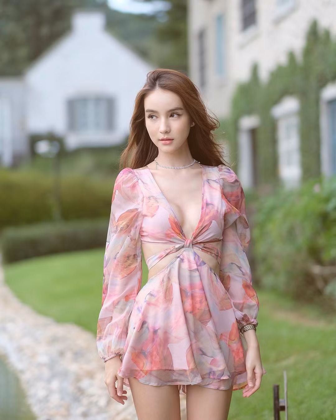 Yoshi tâm sự, trước đó cô không nghĩ đến việc mình nên là trai hay gái. Người đẹp thừa nhận có suy nghĩ giống một phụ nữ từ năm 12-13 tuổi. "Tôi không thích những món đồ chơi mà bố mang về. Tôi không hứng thú với bóng đá mà chỉ thích nuôi tóc dài", Yoshi kể lại.