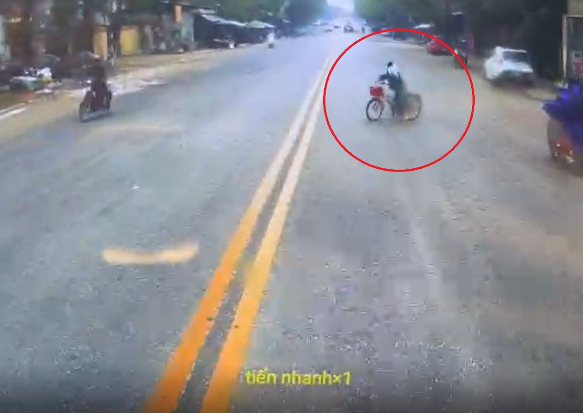 Thot tim clip chau be di xe dap choi u oa truoc dau o to