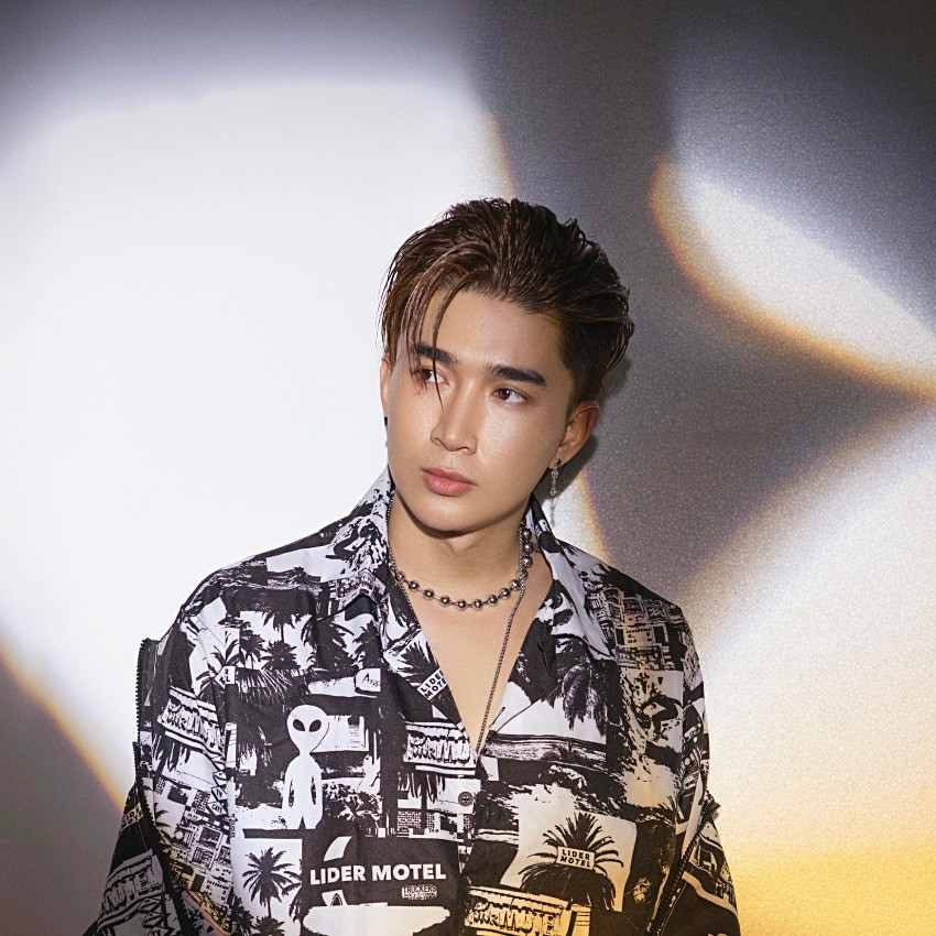 Sự thật Chi Dân quỳ gối cầu hôn cô gái bí ẩn tại Nhật - Hình 2 Su that Chi Dan quy goi cau hon co gai bi an tai Nhat-Hinh-2