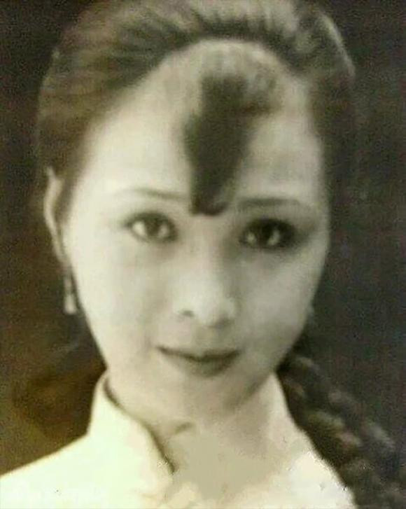 Đây có lẽ là bức ảnh hiểm hoi của bà ngoại được Lưu Diệc Phi chia sẻ. Dù chất lượng ảnh rất thấp nhưng vẻ đẹp của bà vẫn rất nổi bật với đôi mắt tròn, sống mũi cao cùng đôi môi nhỏ nhắn. Ở bà cũng toát lên khí chất của một tiểu thư gia đình gia giáo, nhẹ nhàng mà thanh tao.