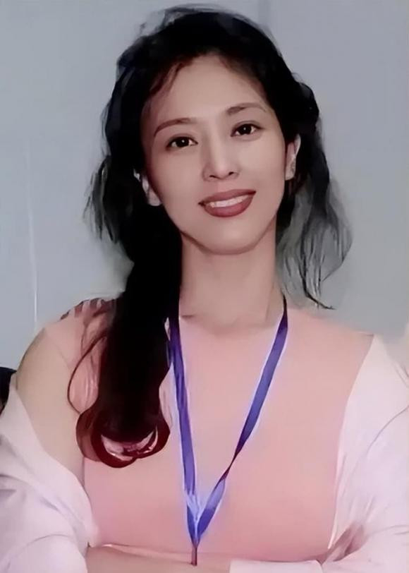 Mẹ Lưu Diệc Phi, bà Lưu Hiểu Lợi cũng được truyền thông Trung Quốc khen ngợi về nhan sắc lẫn khí chất. Thời còn trẻ, bà là một nghệ sĩ múa, vì thế từ gương mặt đến vóc dáng đều toát lên sự mềm mại, tao nhã. Hiện tại, dù đã bước sang tuổi trung niên, Lưu Hiểu Lợi vẫn giữ được nét đẹp khi xưa, thậm chí càng thêm mặn mà, không già đi chút nào.