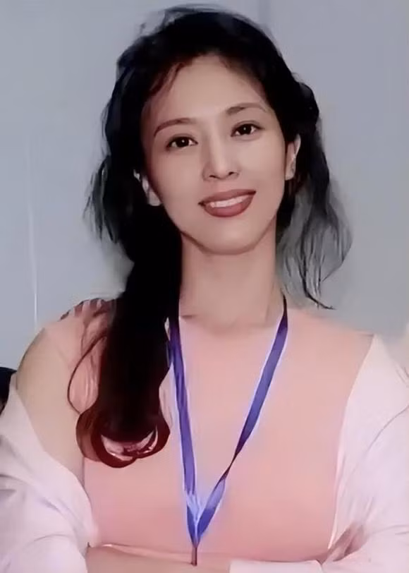 Mẹ Lưu Diệc Phi, bà Lưu Hiểu Lợi cũng được truyền thông Trung Quốc khen ngợi về nhan sắc lẫn khí chất. Thời còn trẻ, bà là một nghệ sĩ múa, vì thế từ gương mặt đến vóc dáng đều toát lên sự mềm mại, tao nhã. Hiện tại, dù đã bước sang tuổi trung niên, Lưu Hiểu Lợi vẫn giữ được nét đẹp khi xưa, thậm chí càng thêm mặn mà, không già đi chút nào.