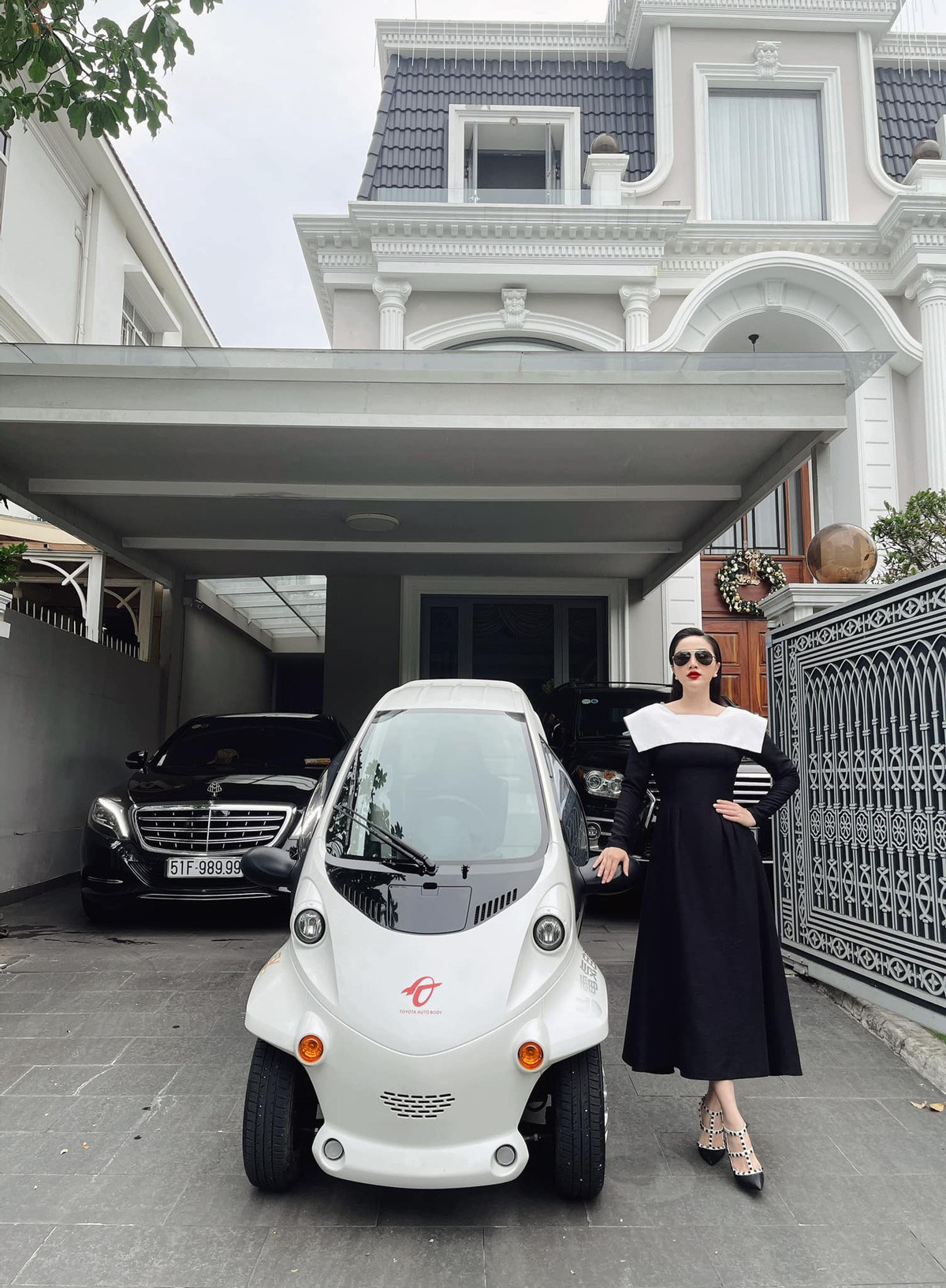 Không những thế, Bảo Thy còn được chồng đại gia dành tặng những món quà đắt tiền, từ túi hiệu cho tới xe hơi hạng sang. Trong ảnh, Bảo Thy khoe đây là chiếc xe thứ 3 chồng tặng cô từ khi kết hôn.