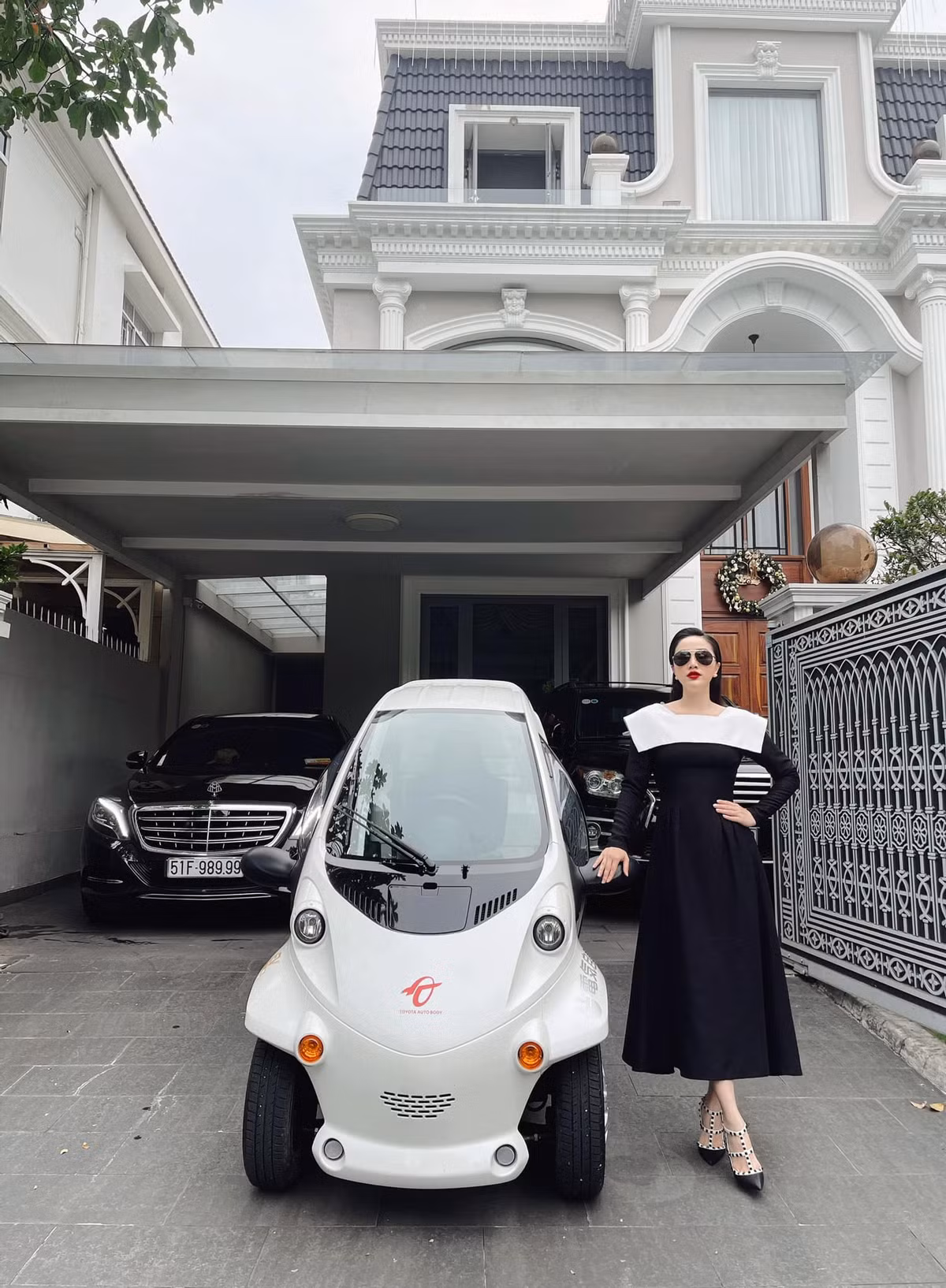 Không những thế, Bảo Thy còn được chồng đại gia dành tặng những món quà đắt tiền, từ túi hiệu cho tới xe hơi hạng sang. Trong ảnh, Bảo Thy khoe đây là chiếc xe thứ 3 chồng tặng cô từ khi kết hôn.