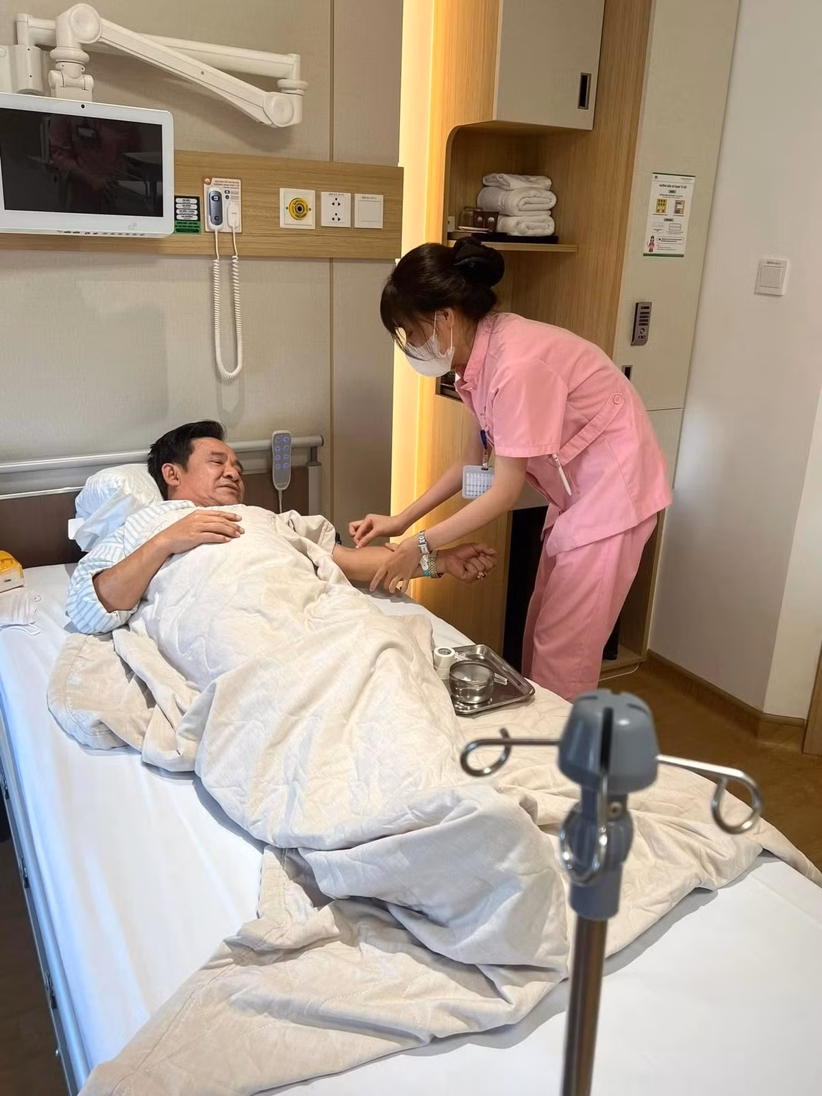 Nghe si Quang Teo noi ve tin don chay nhieu show nen phai nhap vien