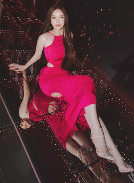 Chia sẻ với phóng viên Dân Trí, nữ diễn viên cho biết nhìn bề ngoài, cô có vẻ rất hiện đại, nhưng thật sự lại là người truyền thống. Lý Nhã Kỳ khẳng định mình rất coi trọng hôn nhân, nên thà không lập gia đình, chứ đã lấy chồng thì cô sẽ không chia tay.