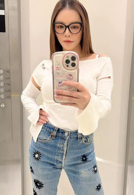 Ở tuổi 41, nữ diễn viên vẫn "độc thân vui tính". Khi xuất hiện ở các sự kiện, cô gây chú ý với vẻ ngoài sang trọng, "dát đồ hiệu", nổi bật với nhiều trang sức giá trị. Thậm chí, Lý Nhã Kỳ từng đeo những món trang sức trị giá hàng tỷ đồng. Đời thường, diễn viên phim "Kiều Nữ Và Đại Gia" lại có phần năng động, trẻ trung. Nhiều người đánh giá cô có nhan sắc mặn mà, thăng hạng theo thời gian. Kể cả khi ăn mặc đơn giản, ít son phấn, cô vẫn thu hút sự chú ý của công chúng.